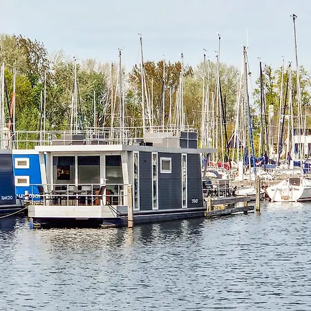Awesome Ship In Naarden With Harbor View 船上ホテル