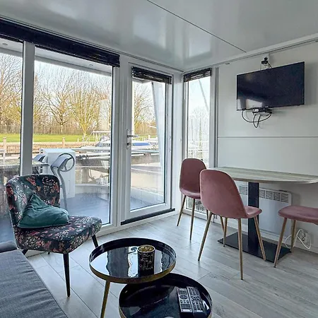 2 Bedroom Amazing Ship In