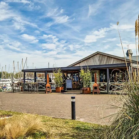 2 Bedroom Amazing Ship In Botel