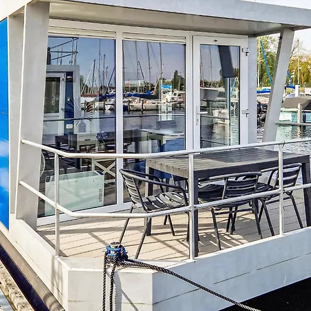 2 Bedroom Amazing Ship In Botel