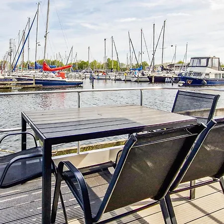 Awesome Ship In With Harbor View Hotel na wodzie 4*
