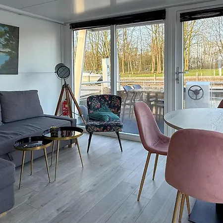 2 Bedroom Amazing Ship In Botel 4*