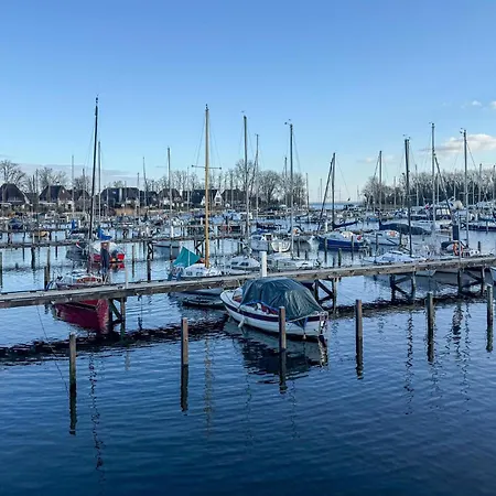 2 Bedroom Amazing Ship In Botel 4*